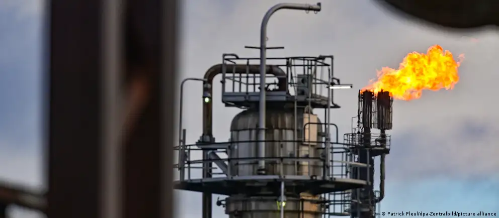 С мая 2026 года Россия намерена остановить транзит казахстанской нефти по трубопроводу «Дружба» в Германию. Это ставит под угрозу поставки сырья на крупный НПЗ в Шведте и может отразиться на снабжении Берлина и Бранденбурга.