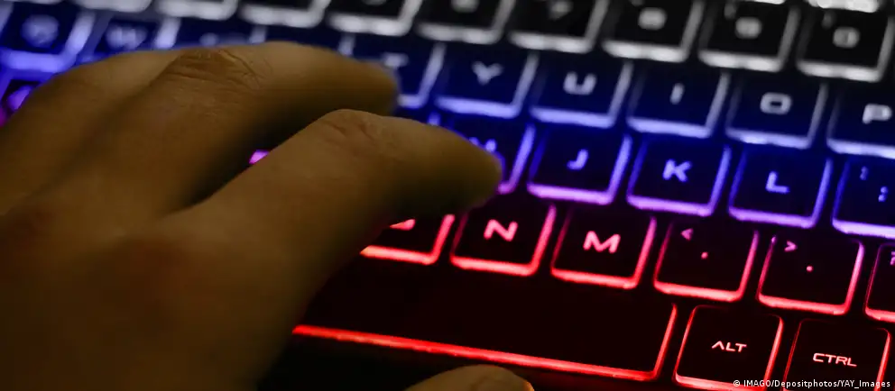 Минцифры разрабатывает механизм взимания платы за международный трафик, к которому планируют относить и трафик VPN; в первую очередь сборы затронут мобильные сети.
