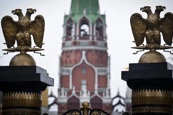 В ряде российских стримингов появились уведомления о сокращениях в фильмах — платформы говорят, что маркировку делают правообладатели. Такая практика связана с новыми правилами о «дискредитации» традиционных ценностей и стимулирует самоцензуру.