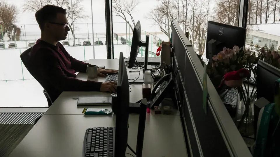 В 2025–2026 годах крупные компании и бюджетные организации проводят масштабные сокращения — от банков до металлургии и здравоохранения. Одновременно в ряде компаний у оставшихся сотрудников выросли средние зарплаты в рамках оптимизации и переориентации на квалифицированные кадры.