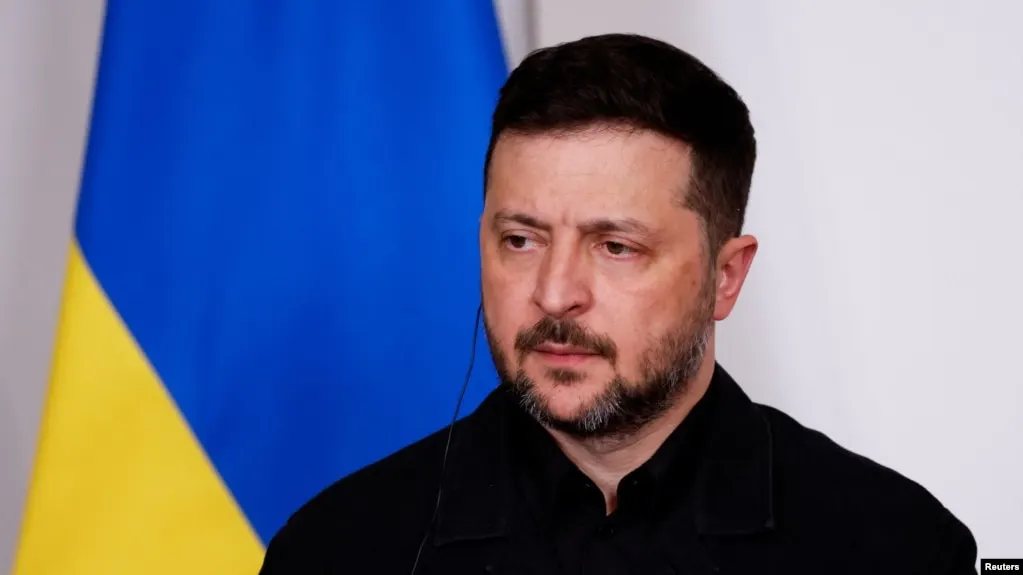 По словам президента Украины, предложение о прекращении огня на время празднования Дня Победы может преследовать цель обеспечить безопасность парада, тогда как в Москве заявляют, что решение о временной паузе уже принято.