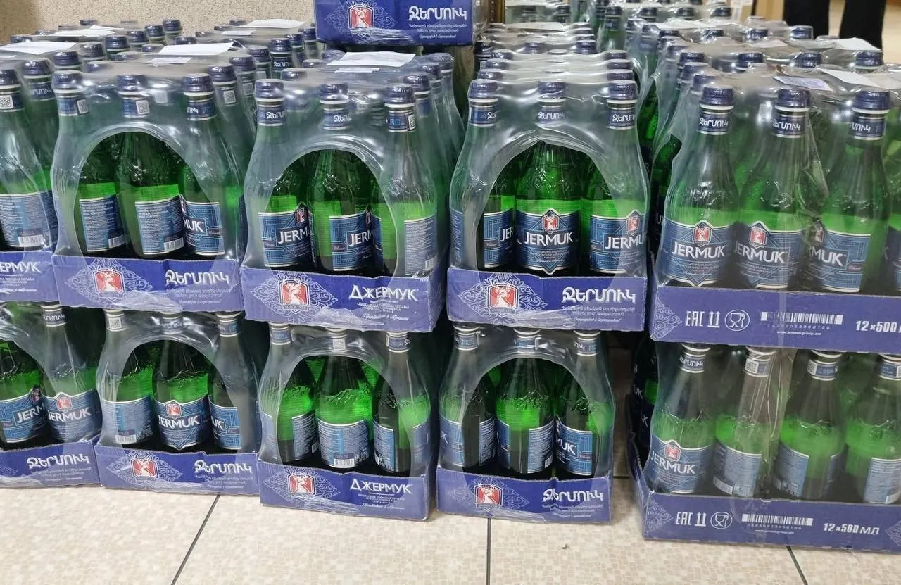 Власти приостановили продажу и отгрузку армянской воды «Джермук»: под запрет попали минералка, питьевая и газированная вода в бутылках объёмом 0,33–1,5 л до получения разрешения.