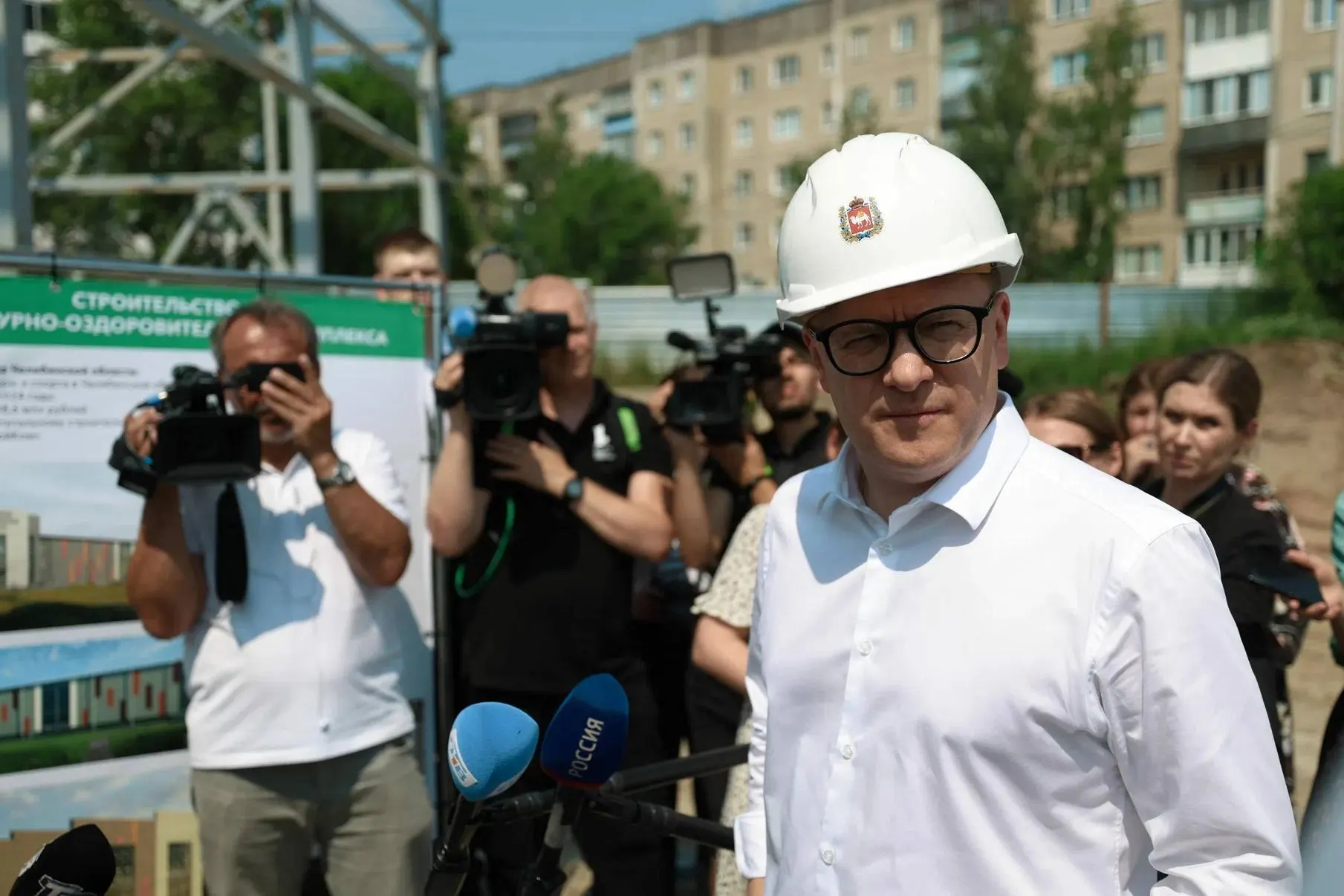 За январь–апрель 2026 года в регионе ввели 412 тыс. м² жилья — это 48% от уровня годом ранее; индивидуальное строительство упало почти в три раза.
