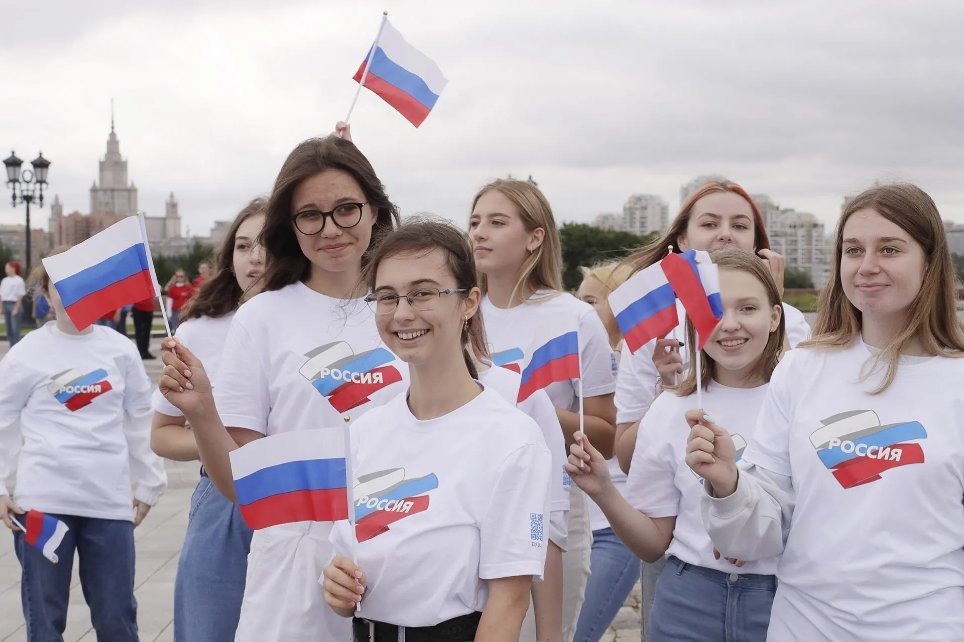 Государство многократно наращивает финансирование патриотических программ и вводит сложные метрики их эффективности. Эксперты сомневаются, действительно ли статистика отражает реальное влияние на молодёжь.