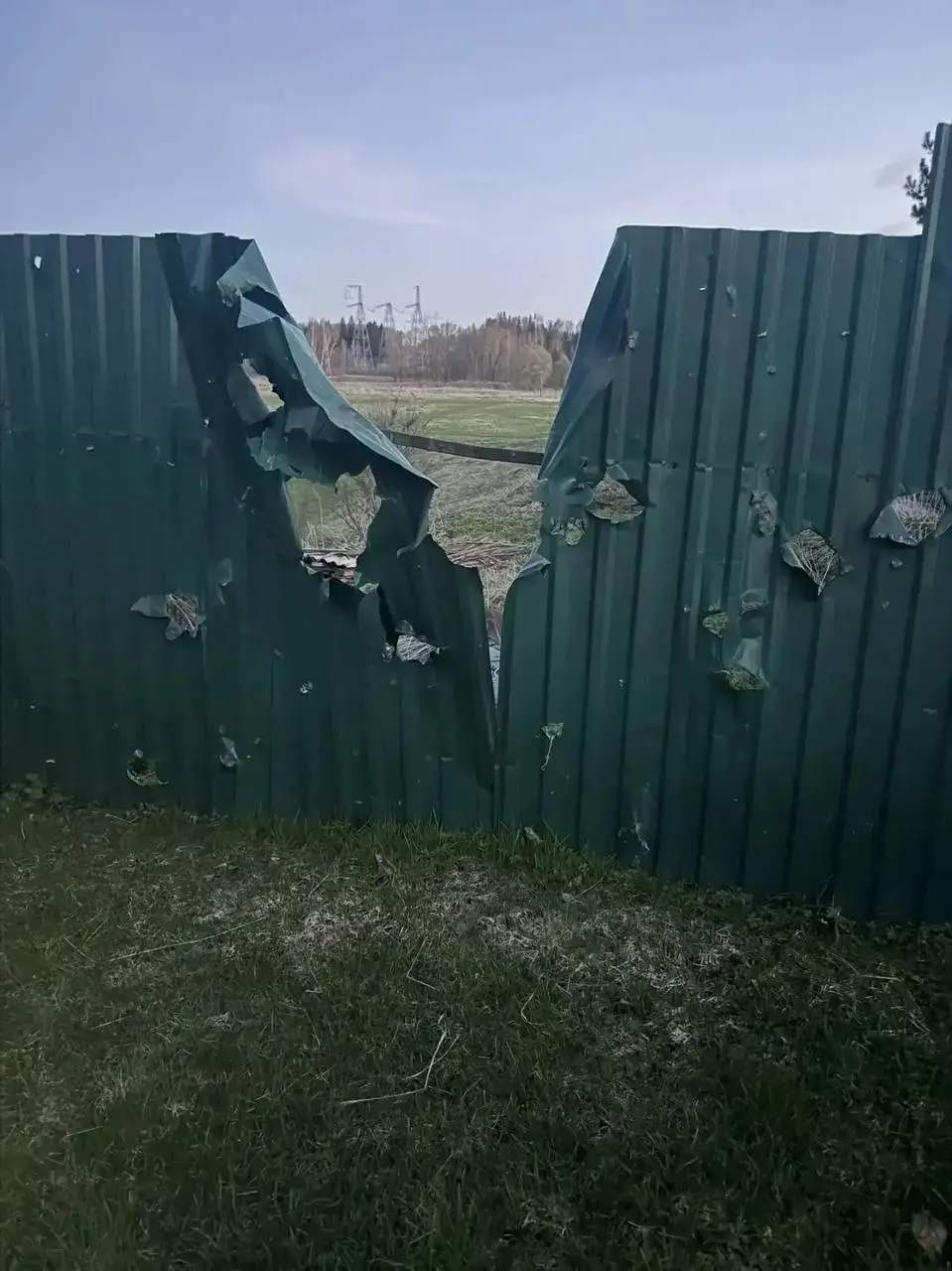 77-летний мужчина погиб в Волоколамском округе после атаки беспилотника. Власти также сообщают о множественных сбитых БПЛА в Московской и Ленинградской областях, возгорании в порту Приморск и перебоях с мобильным интернетом в Санкт-Петербурге.