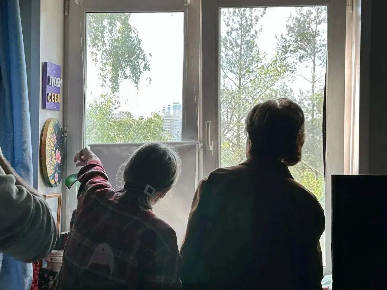 Ночью в Московской области несколько беспилотников попали по жилым домам: в Химках дрон врезался в частный дом — одна погибшая, ещё один человек в больнице. За ночь по стране сообщили о 555 сбитых БПЛА.