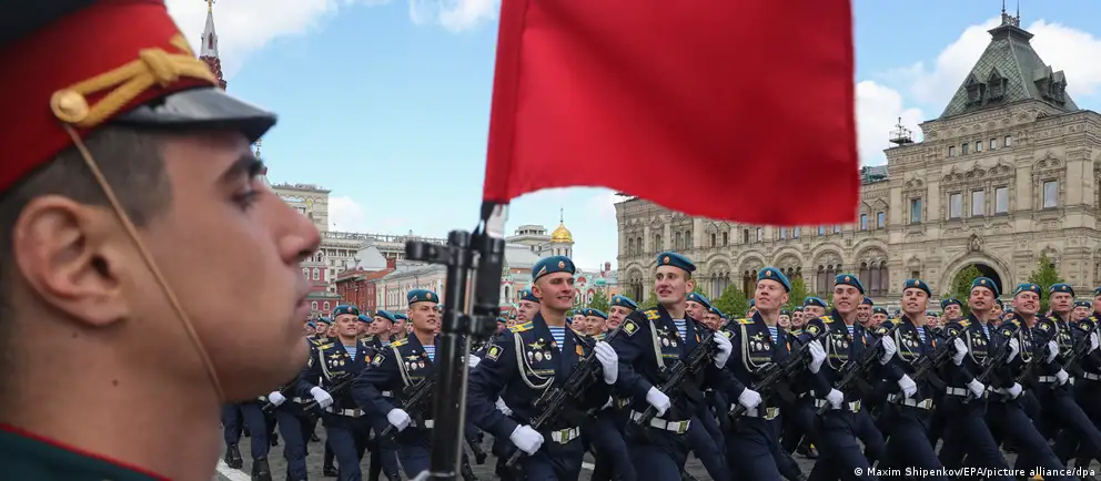Власти решили сократить формат парада в Москве и отменить массовые мероприятия в нескольких регионах. Официальные объяснения — соображения безопасности и «оперативная обстановка», эксперты указывают также на вовлечённость техники на фронте и политический смысл праздника.