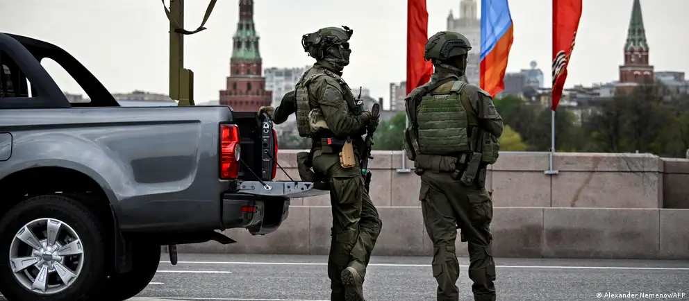 Власти отменили приглашения зарубежных корреспондентов на торжества в Москве и изменили формат парада — часть мероприятий сокращена на фоне угроз безопасности и атак беспилотников.