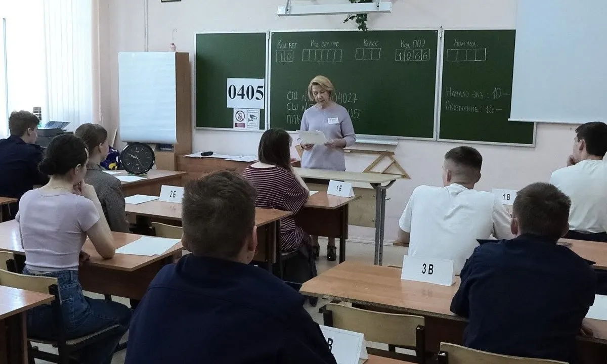 В новых методических рекомендациях Рособрнадзора говорится, что досмотр участников ЕГЭ и прикосновения к их вещам недопустимы; при срабатывании металлоискателя охрана может лишь вежливо попросить добровольно предъявить или сдать предмет.