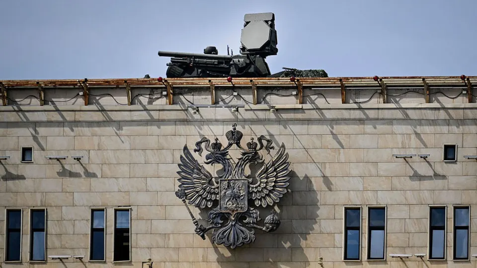 Концентрация средств ПВО вокруг Москвы ради парада 9 мая ослабила прикрытие других регионов. Командование украинских беспилотников предупреждает о намерении бить по периферийным военным объектам и энергетической инфраструктуре.