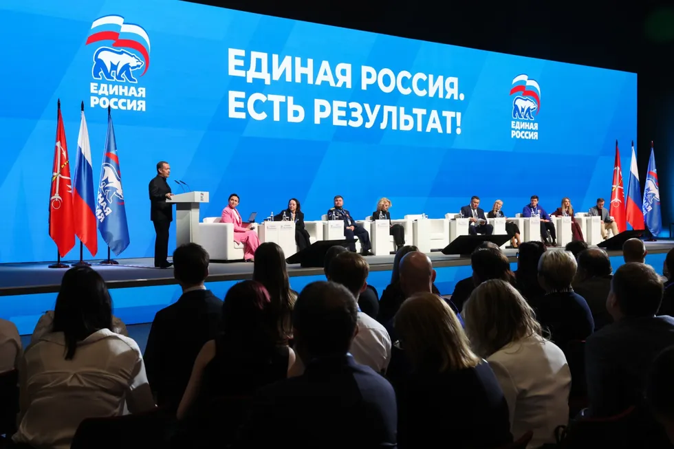 Администрация президента попросила подконтрольные и лояльные издания реже употреблять слово «запрет» в заголовках и материалах, заменяя его нейтральными формулировками и подчёркивая «позитивные инициативы» власти.