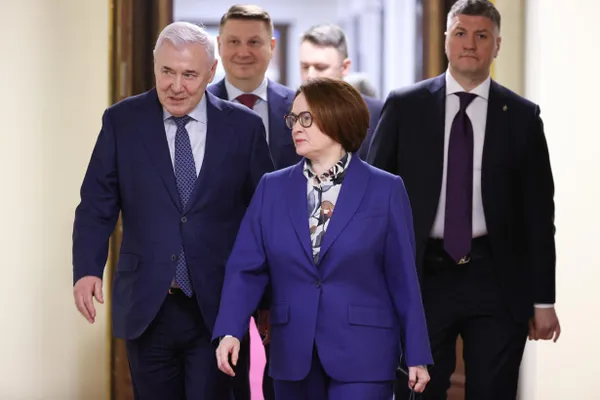 Среди возможных кандидатов на пост главы Центробанка называют Максима Орешкина, Петра Фрадкова и Андрея Костина. Срок полномочий Набиуллиной истекает в июне 2027 года; формальное решение о назначении принимает президент.
