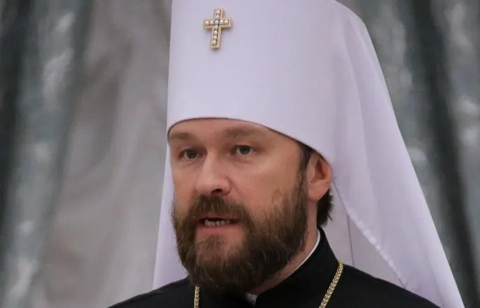 Его и оператора отпустили без предъявления обвинений и без мер пресечения, хотя экспертиза подтвердилa, что найденное в багажнике — запрещённое вещество; расследование продолжается.