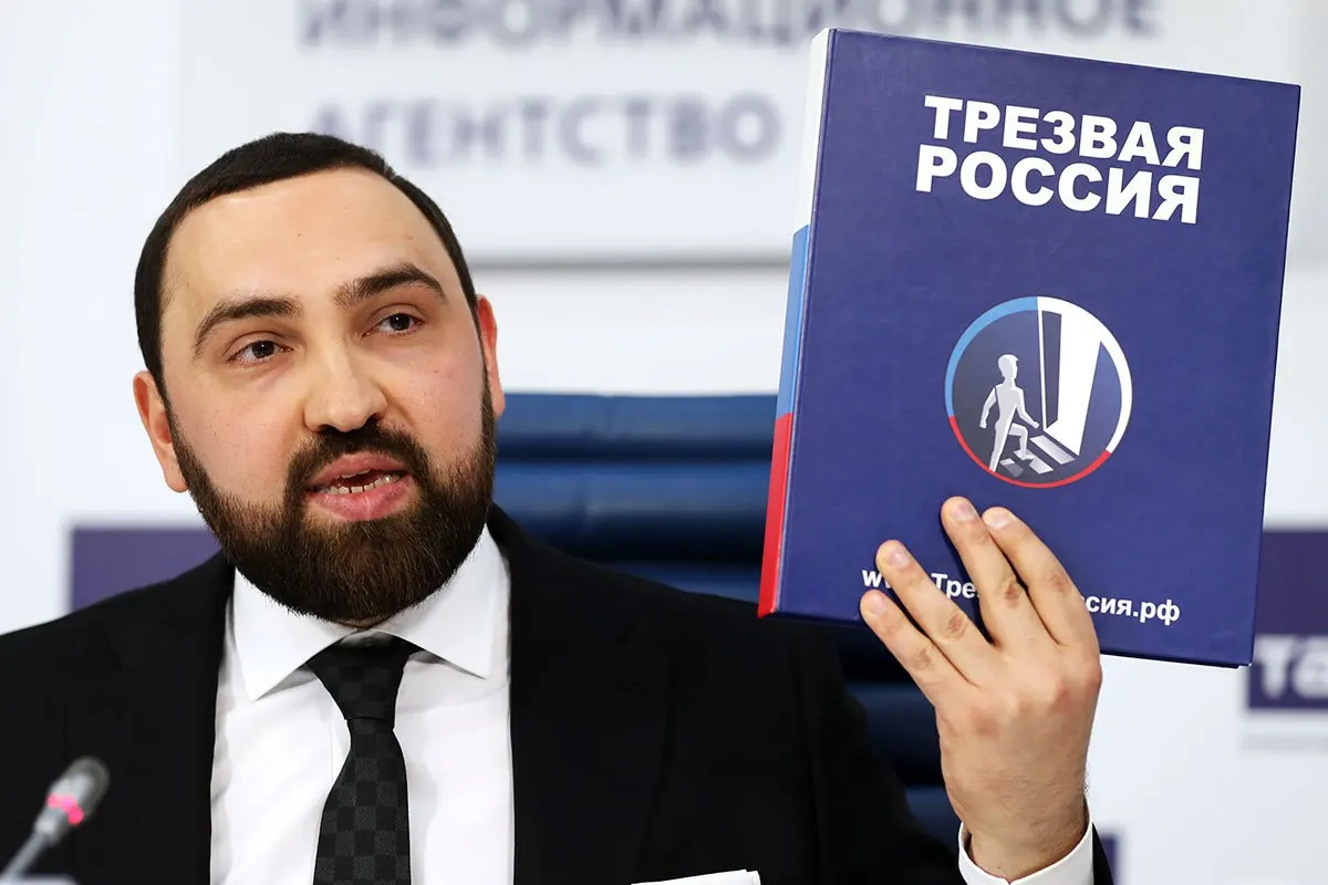 Депутат Госдумы от Дагестана Бийсултан Хамзаев вступил в конфликт с депутатом Станиславом Наумовым в зале официальных делегаций аэропорта Шереметьево: Наумов сообщил об угрозах и попытке удара, намерен поднять вопрос на комиссии по депутатской этике.