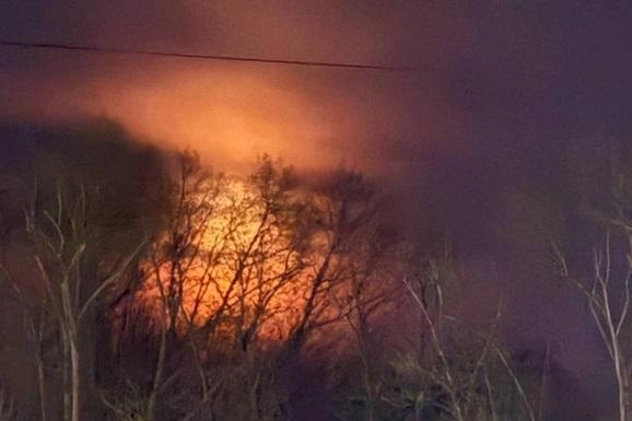 В чебоксарском аэропорту временно ограничили приём и вылет воздушных судов после новых ударов беспилотников. В числе целей называли завод «ВНИИР‑Прогресс», который ранее уже подвергался атакам. Минобороны сообщает об уничтожении 289 украинских дронов над разными регионами РФ.