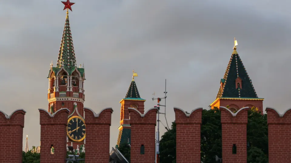 Помощник президента РФ Юрий Ушаков заявил, что продолжение формата США–Украина–Россия нецелесообразно, пока Киев не выведет свои силы из контролируемой им части Донбасса. Ранее в феврале 2026 года проходили раунды в Женеве, но дальнейшие контакты приостановлены.