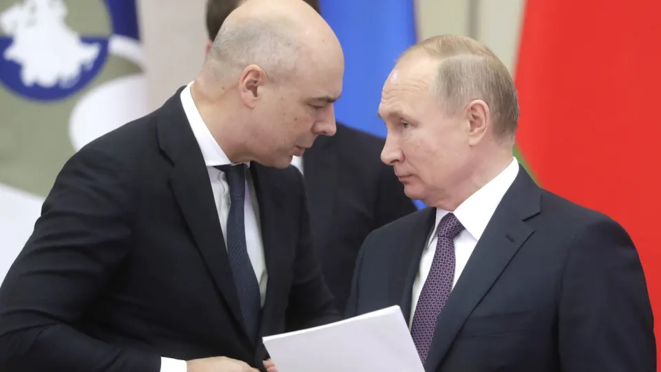 Переоценка прогноза ВВП ставит под давление федеральный бюджет: власти столкнутся с выбором — сокращать расходы или повышать налоги, что может ударить по инвестициям и бизнесу.