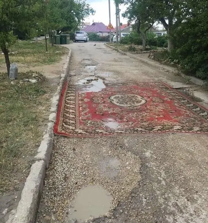 В Госдуму внесён законопроект, который позволит жителям самостоятельно менять асфальт во дворах и на местных дорогах. Сейчас за такие работы без согласования предусмотрен штраф до 10 тысяч рублей; в правительстве проект не поддержали, указав, что ремонтом должны заниматься специалисты.