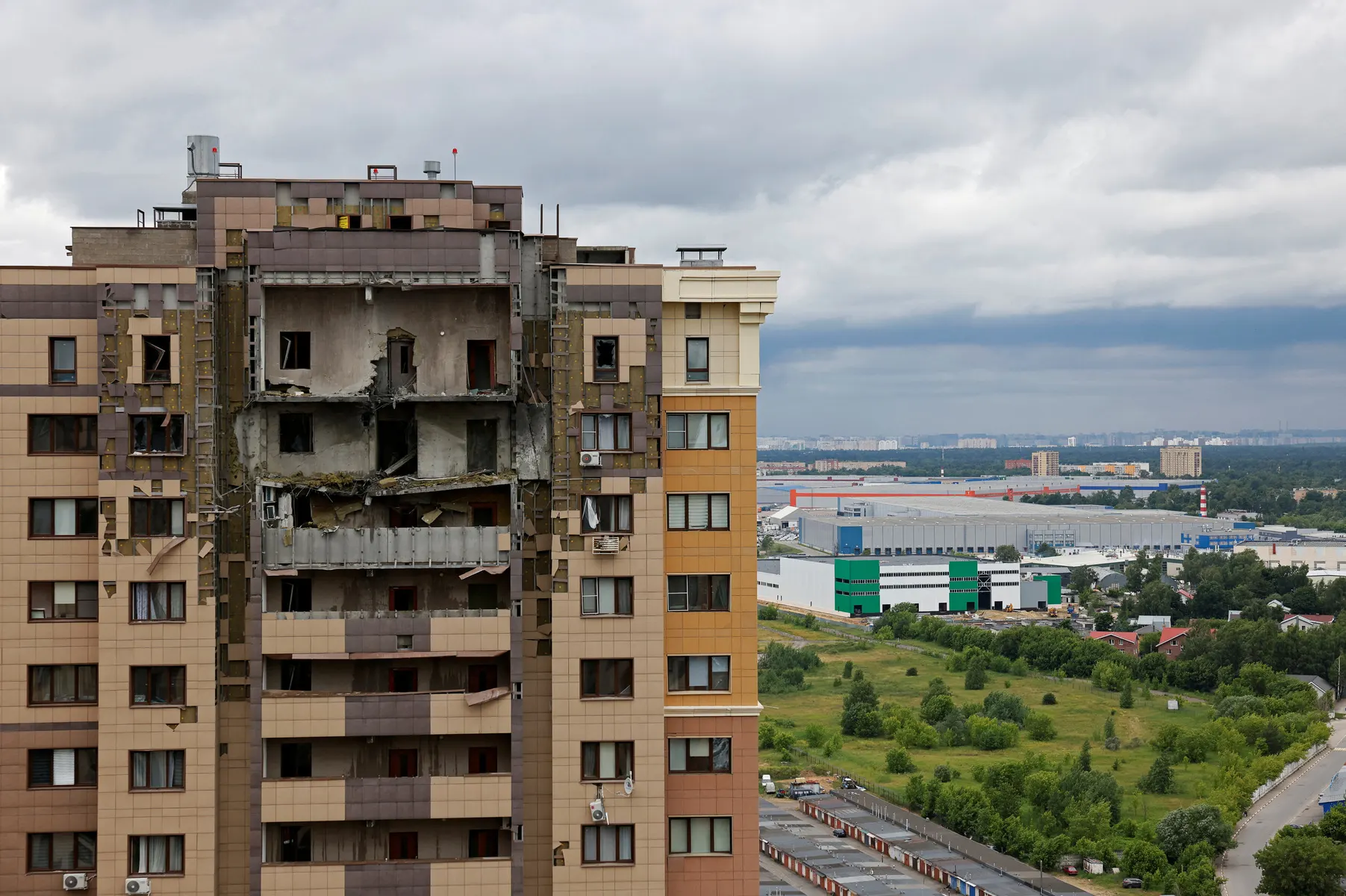 В результате масштабного налёта беспилотников 18 июня в Московской области погиб ребёнок; повреждены многоквартирные дома и объекты инфраструктуры, ведутся работы по ликвидации последствий.