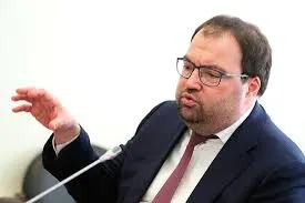 Глава Минцифры сообщил на IT‑завтраке в рамках ПМЭФ‑2026, что внедрение механизмов проверки возраста пользователей станет приоритетом; ведомство изучает зарубежный опыт, в том числе платформы Roblox.
