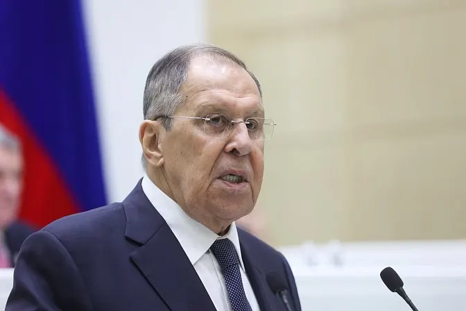 Министр иностранных дел РФ заявил, что нормы Евразийского экономического союза и Евросоюза несовместимы, поэтому вопрос членства Армении нужно решать оперативно; от этого зависят тарифы и фитосанитарные правила.