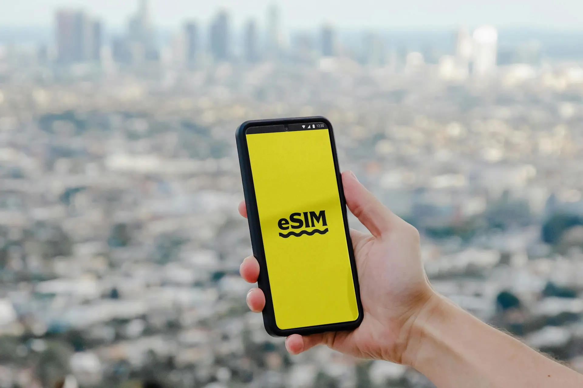 Правительство обсуждает запрет регистрации eSIM, купленных за рубежом, а также ужесточение правил для М2М‑SIM — дополнительную идентификацию и отключение голосовых вызовов и SMS. Меры связаны с борьбой с мошенничеством и могут войти в новый пакет поправок.