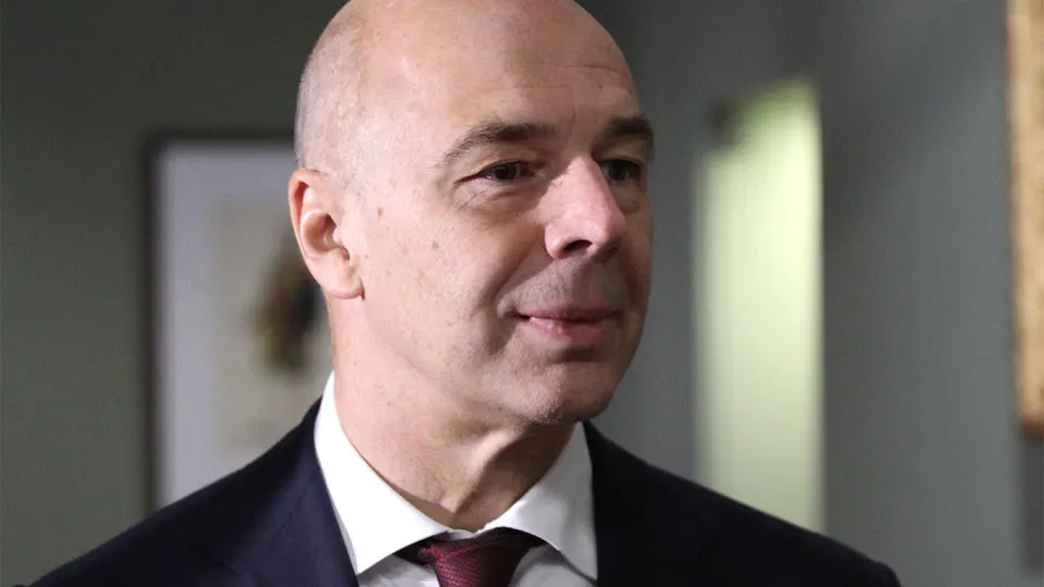 Минфин заявляет, что компании топливно-энергетического комплекса должны самостоятельно приобретать оборудование для защиты от беспилотных атак; затраты можно включать в себестоимость. Атаки уже привели к сокращению переработки и росту цен на топливо.