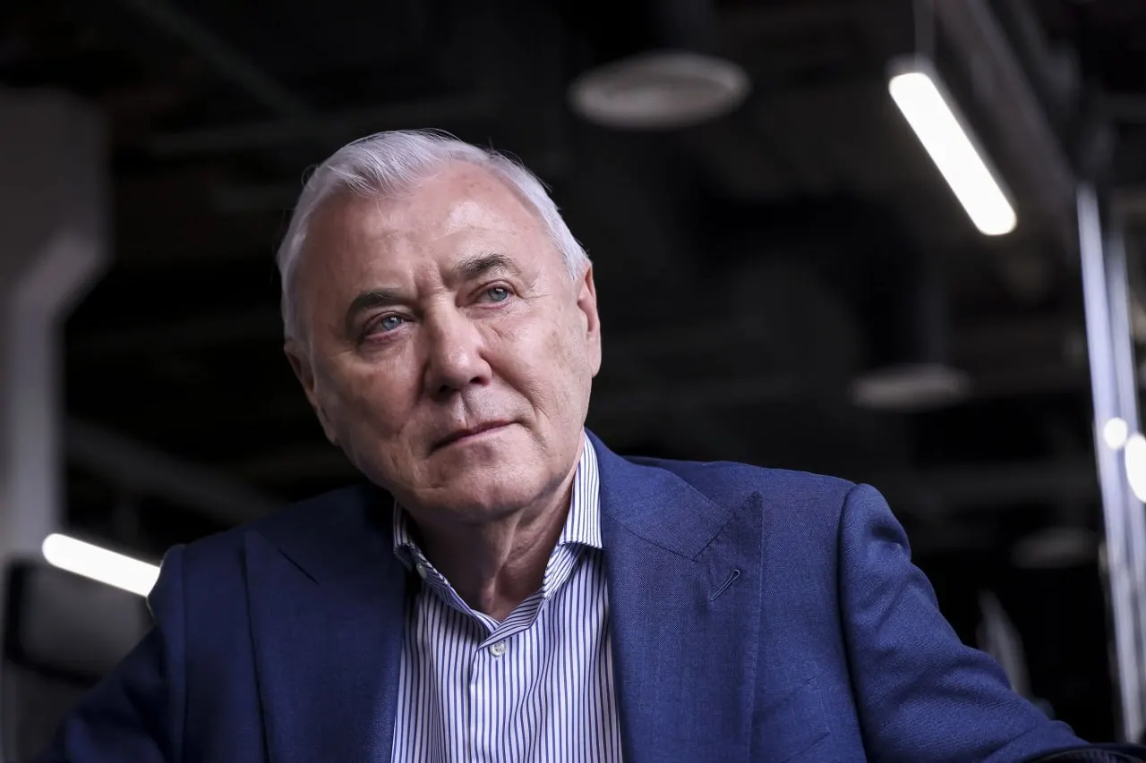 Глава комитета Госдумы по финансовому рынку Анатолий Аксаков сообщил, что закон о регулировании крипторынка планируют принять до 20 июля. В проекте учтут пожелания рынка: участникам внешнеэкономической деятельности не будут требовать отчётов обо всех операциях, появятся некастодиальные кошельки с лимитом и обязательным отчётом в ФНС. Криптовалюта в документе определяется как инструмент трансграничных расчётов.