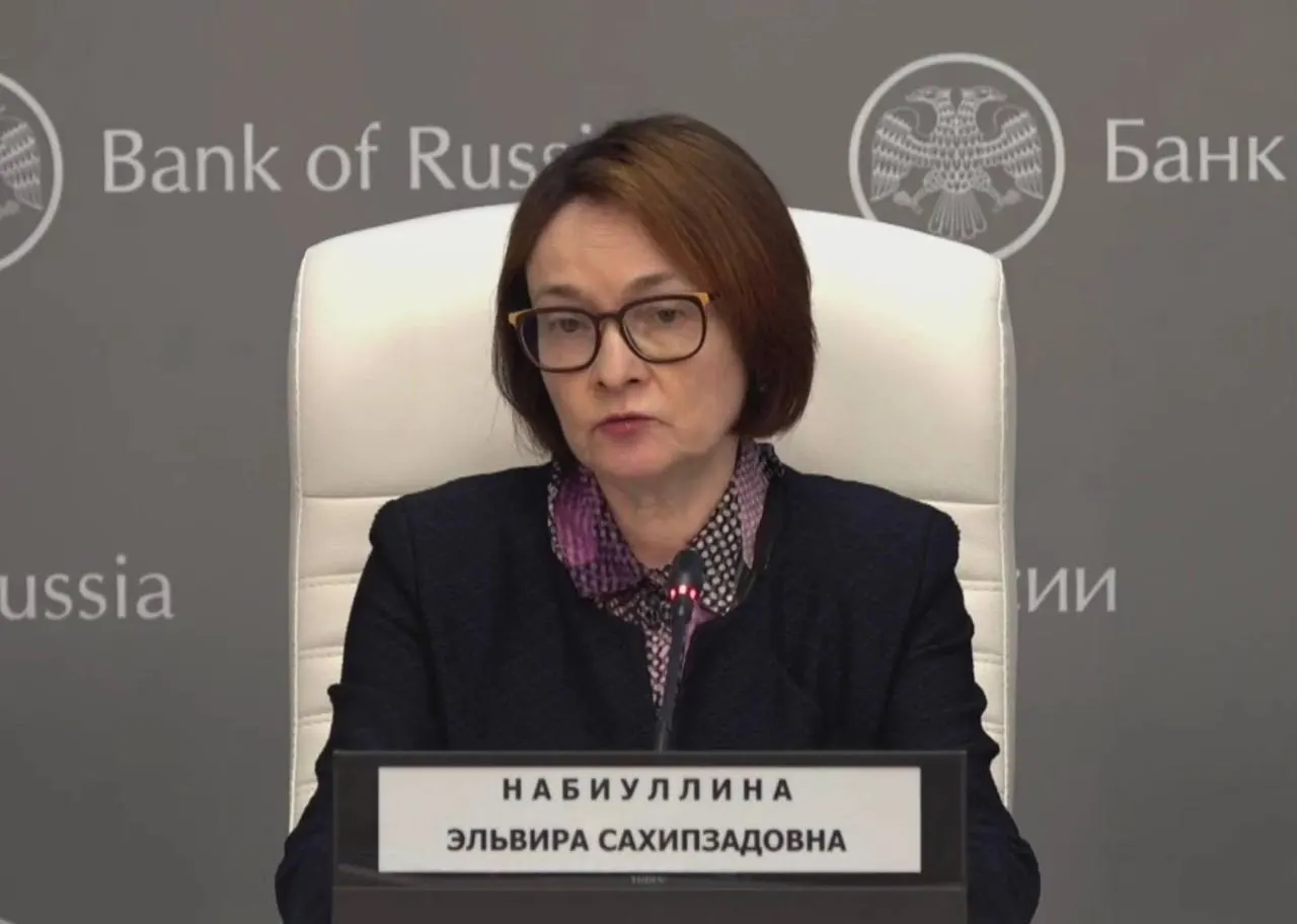 Глава Центробанка объяснила своё отсутствие простудой, поблагодарила тех, кто беспокоился, и на пресс‑конференции выглядела несколько осунувшейся и без привычных брошей.
