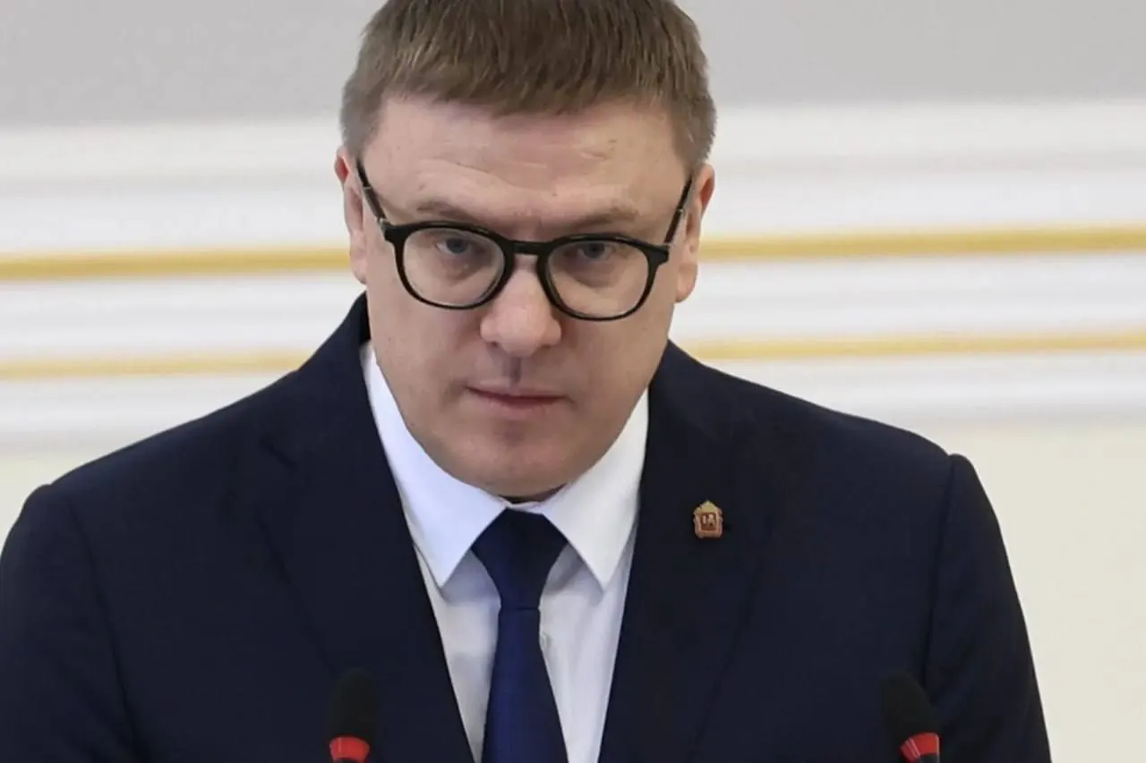 Губернатор отметил, что ситуация с топливом различается по городам: рост цен заметен у независимых АЗС, власти усиливают муниципальный мониторинг.