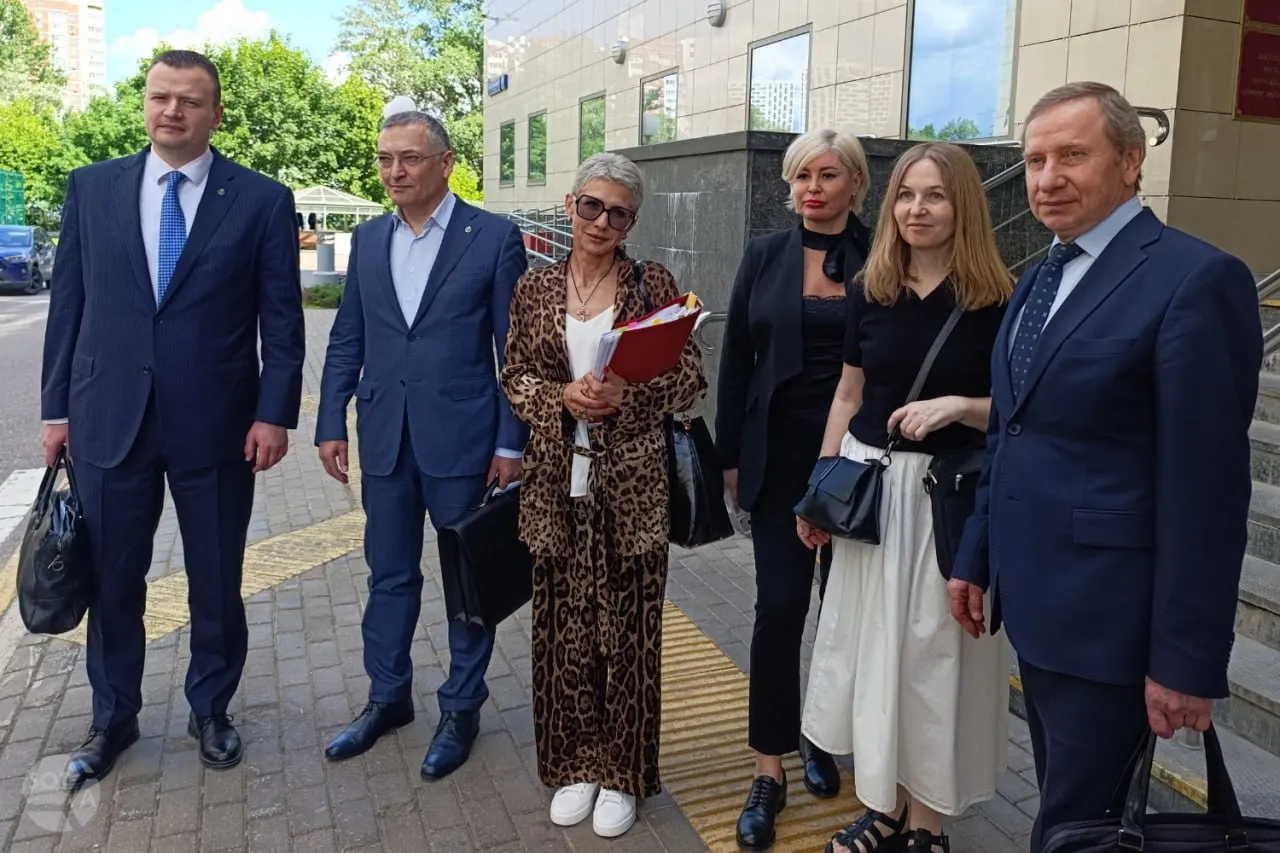 Апелляция оставила в силе решение о лишении адвокатского статуса трёх юристов, которых Минюст указывал в длительном отсутствии за границей. Защита настаивала, что такое решение может принимать только Совет адвокатской палаты.