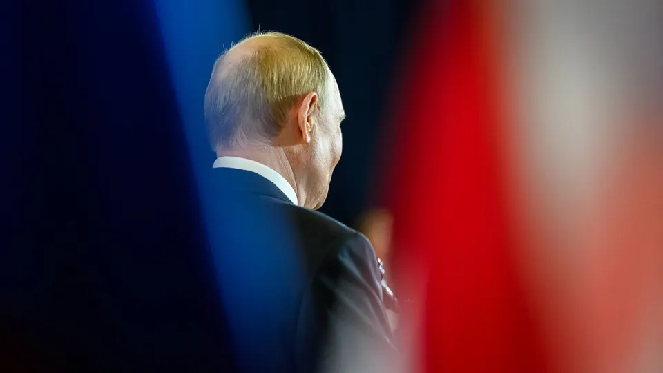 Государственный опрос перестал публиковать «открытый» рейтинг доверия к президенту: он в начале апреля составил 29,5%. Одобрение деятельности остаётся значительно выше — около 66,6% — но тоже снижается.