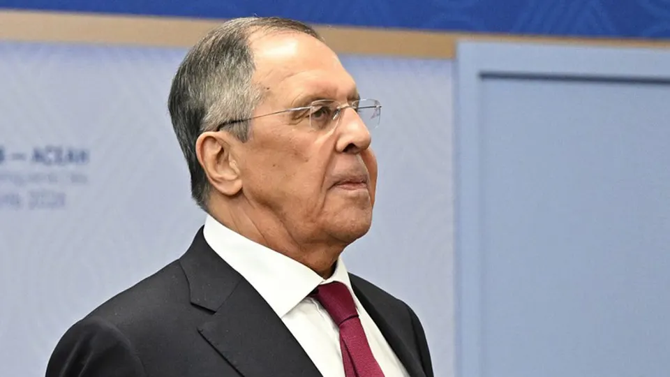 После самой масштабной ночной атаки дронов на Москву глава МИД Сергей Лавров заявил о намерении регулярно проводить массированные групповые удары по украинским целям, критичным для боеспособности ВСУ. В результате ударов в столичном регионе произошли крупные пожары и сбои в авиасообщении; Киев назвал произошедшее «справедливым ответом».