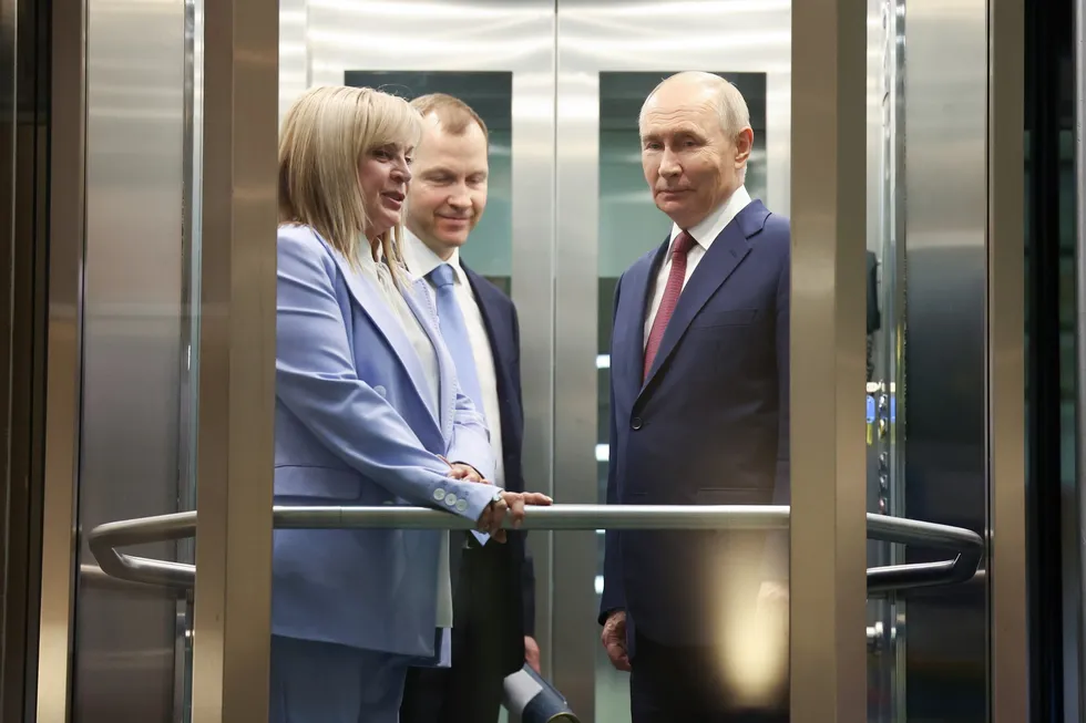 Руководители силовых ведомств, в том числе ФСБ и глава Росгвардии, пытаются убедить президента отложить или отменить выборы в Госдуму. В администрации и в политблоке продолжаются споры: одни настаивают на переносе из‑за экономических проблем и падения рейтингов, другие выступают за сохранение даты голосования.