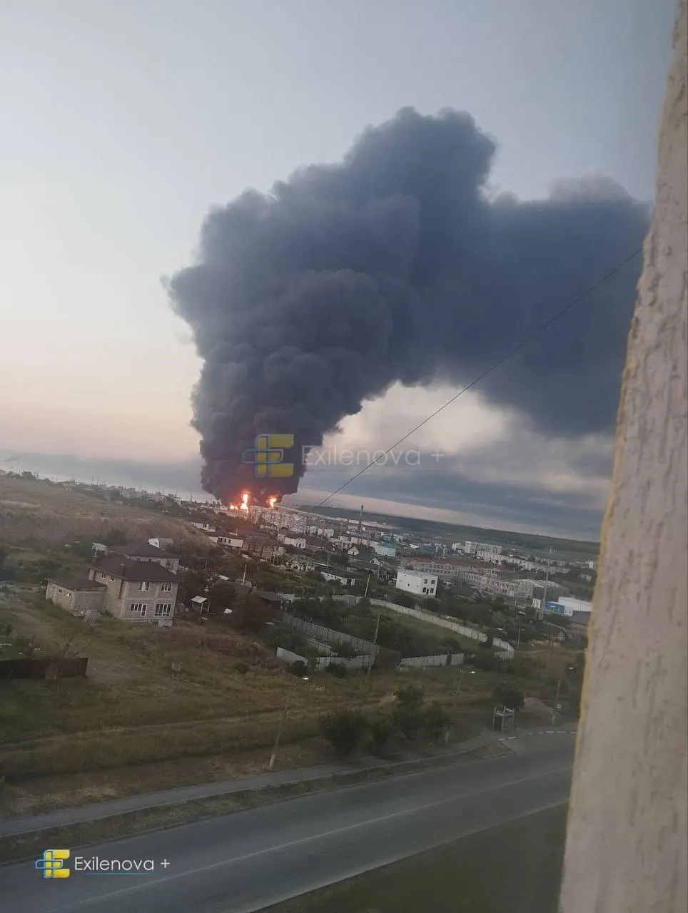 В результате удара беспилотников в районе Керченского пролива погибли люди, зафиксированы пожары и разрушения; власти сообщают о пострадавших и госпитализированных.