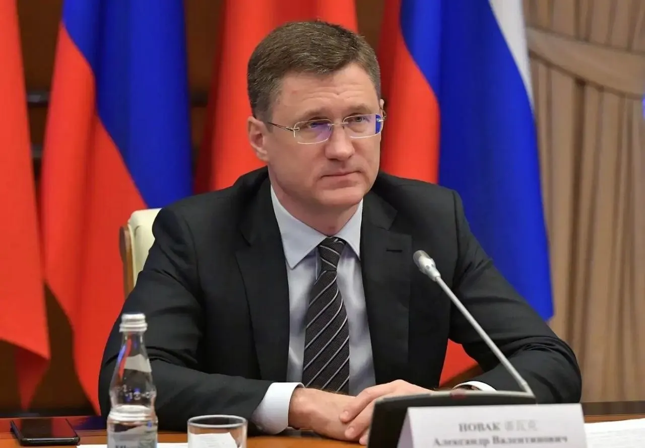 Вице‑премьер сообщил, что в стране есть необходимый запас топлива, а искусственный ажиотаж поднял спрос на 20–30%. Власти корректируют логистические схемы с учётом потребностей регионов.