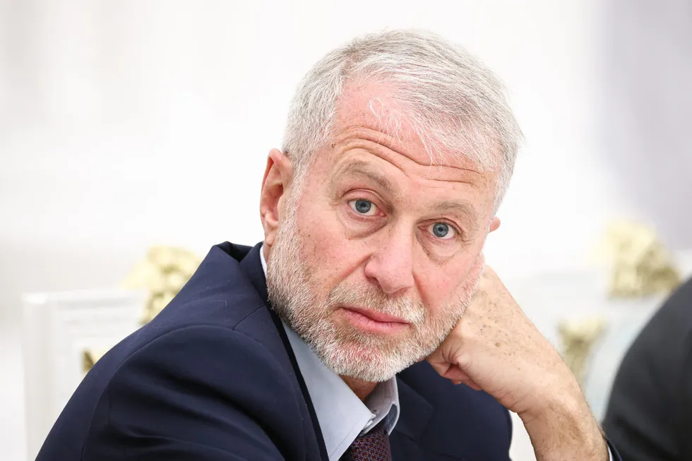 Несколько осведомителей утверждают, что в мае российский бизнесмен Роман Абрамович ездил в Киев и передавал оттуда предложение Владимиру Путину о личной встрече. Абрамович длительно действует как посредник между Киевом и Москвой; Кремль подтвердил факт визита, но признал сомнения в целесообразности переговоров.