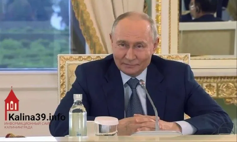 На ПМЭФ президент сообщил, что реальные доходы населения выросли более чем на 28%, а реальные зарплаты — более чем на 25%, при этом государство продолжает индексацию социальных выплат на фоне роста цен.