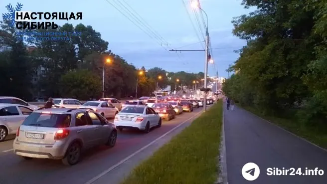 После введения жёстких лимитов на АЗС в нескольких сибирских регионах в Иркутске образовался масштабный дефицит бензина: люди ночуют в машинах в километровых очередях, межгородские автобусы рискуют остановиться, власти обращаются в Москву.