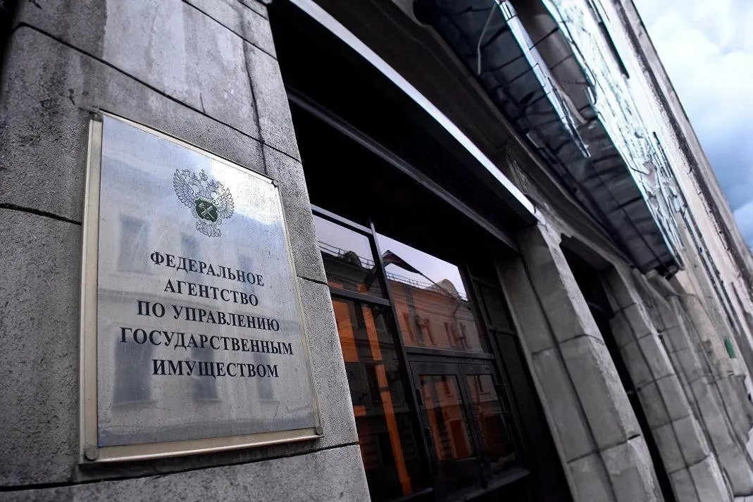 Закон отменяет ценовой порог и шестимесячную паузу между аукционами, вводит реестр оценщиков и ужесточает требования к организаторам торгов; для религиозной собственности снимается срок давности при оспаривании приватизации.