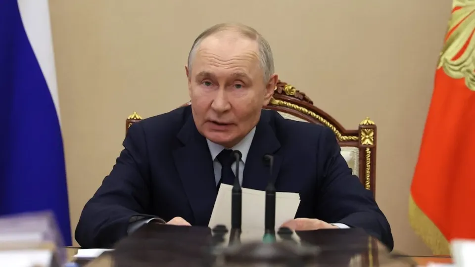 Президент прокомментировал падение инвестиций на 14,3% в первом квартале и связал его с макроэкономическими факторами, высокими ставками и внешними ограничениями. Правительство отмечает ограниченные возможности бюджетного стимулирования на фоне роста дефицита.