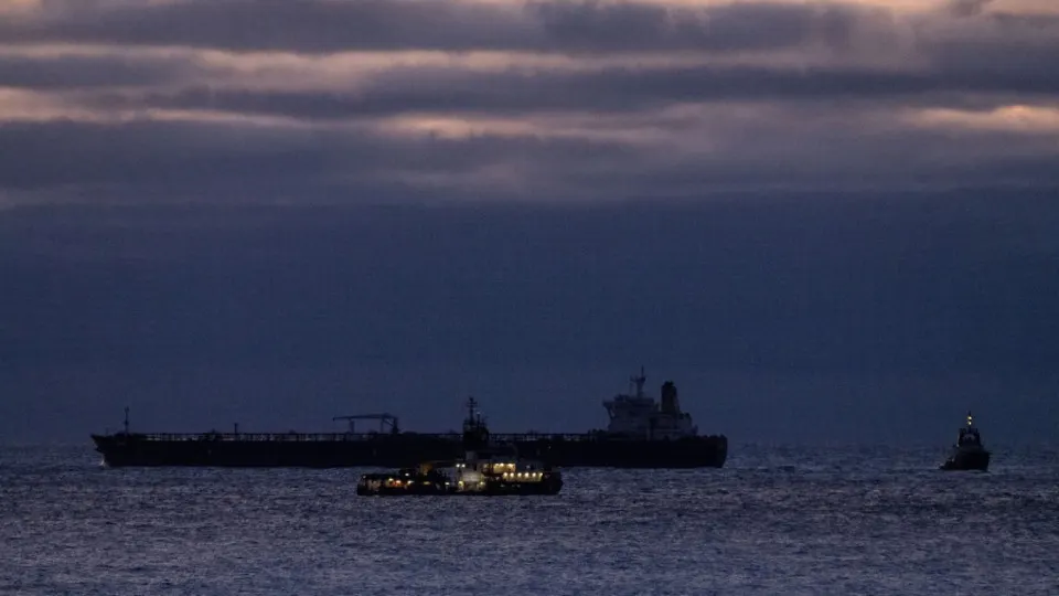 Из‑за роста цен на нефть в результате конфликта на Ближнем Востоке Еврокомиссия предлагает не пересматривать действующий ценовой потолок на российскую нефть до января, а также расширить санкции против танкеров, судостроения для СПГ и финансового сектора.