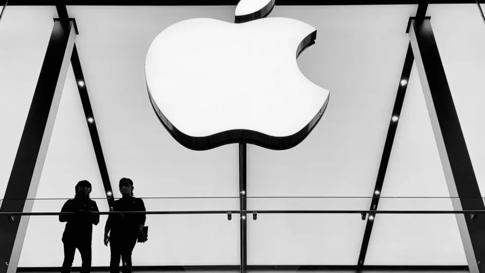 Apple 25 июня удалила ключевые сервисы VK из App Store, сославшись на требование соблюдать санкционные правила. Власти России требуют объяснений и рассматривают меры реагирования.