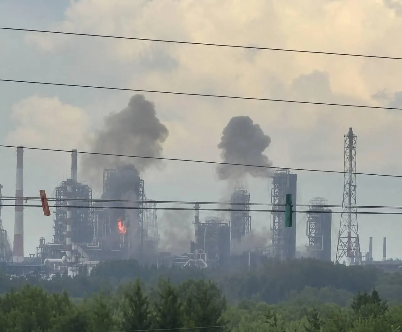 На Омском нефтеперерабатывающем заводе произошёл масштабный пожар — по данным, по объекту ударили с дистанции около 2500 км от линии фронта. Ближайший восточный НПЗ, Ачинский, находится примерно в 1000 км по прямой.