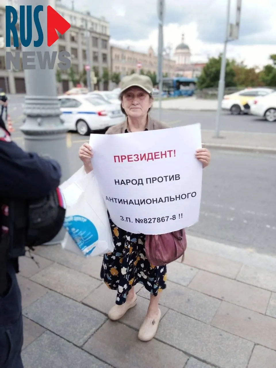 На Старой площади в Москве полицейские задержали Наталью Шамину, выступавшую в одиночном пикете против законопроекта о передаче регионам права снимать памятники с государственной охраны.