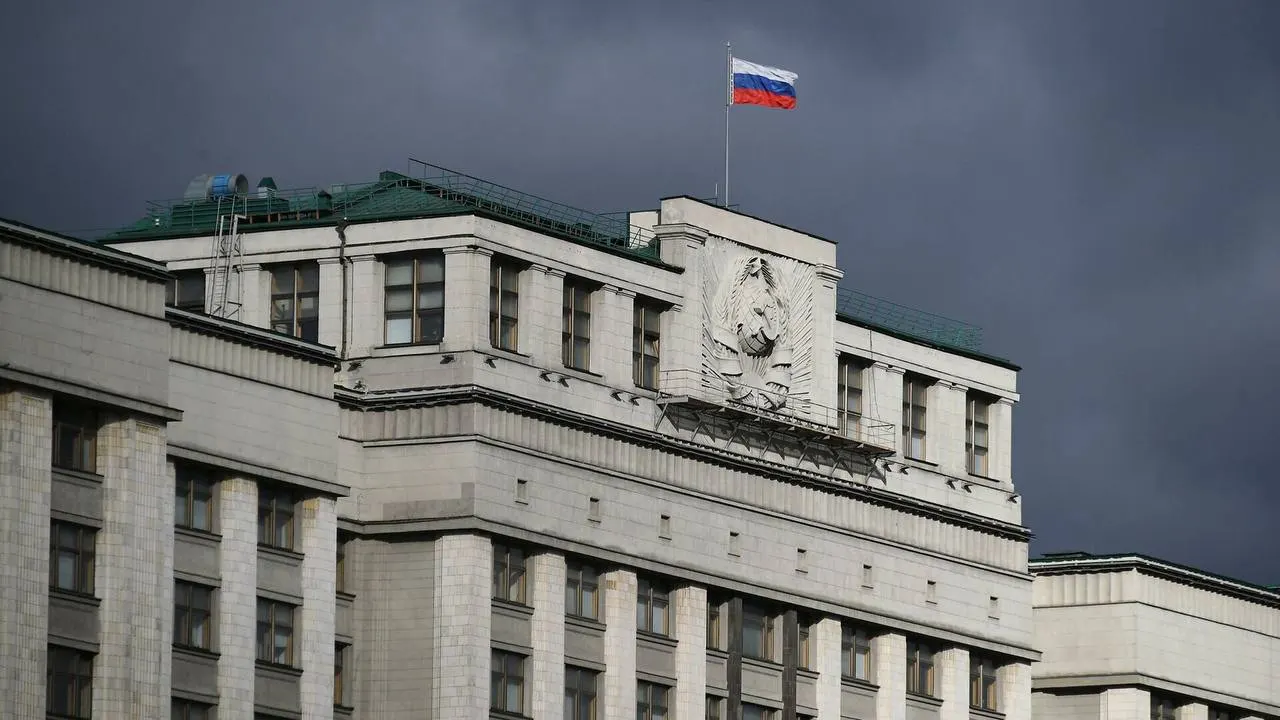 Госдума рассматривает законопроект, который вводит широкий набор ограничений для россиян, находящихся за границей и осуждённых за политически мотивированные правонарушения — от отказа в госуслугах до блокировки банковских счетов и внесения в специальный реестр.