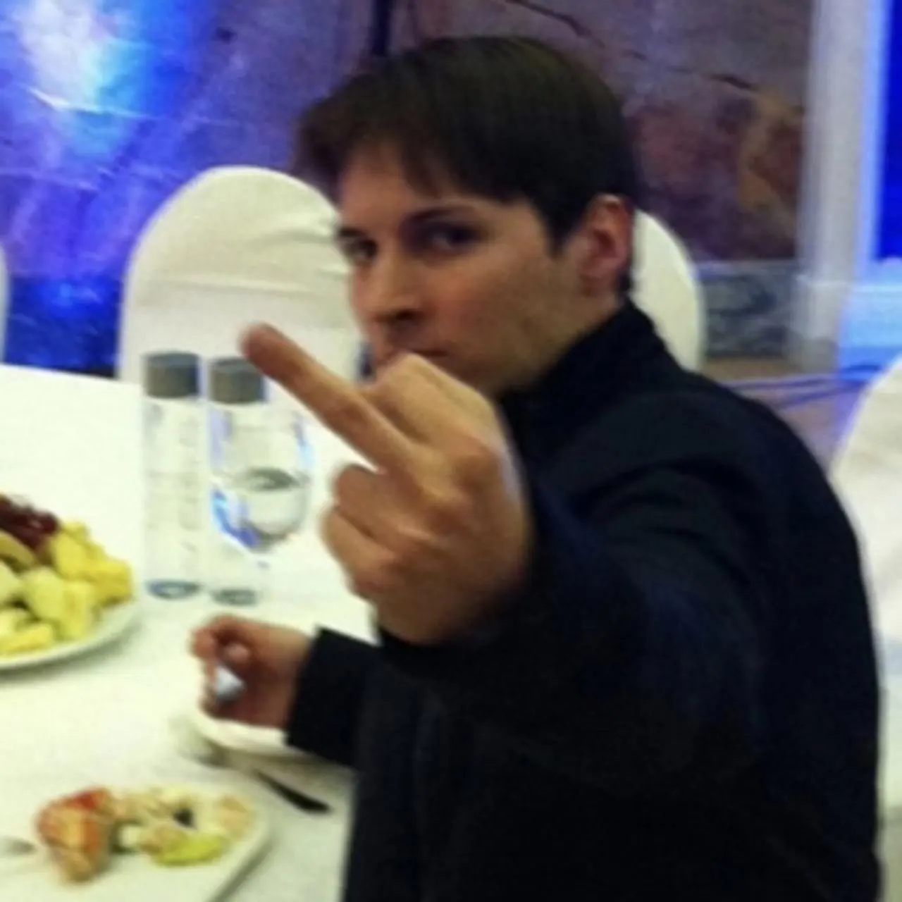 Росфинмониторинг внёс основателя Telegram в список террористов и экстремистов; ФСБ предъявило обвинение в содействии террористической деятельности, а в мессенджере появились ироничные изображения и старые кадры в ответ на претензии властей.