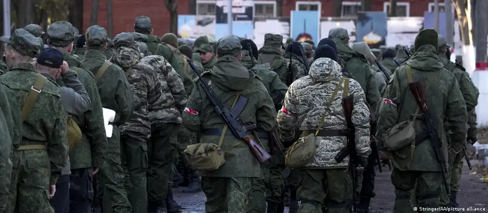 Вокруг возможного расширения мобилизации в России продолжаются споры: заявления украинской стороны и независимые данные указывают на подготовку, тогда как российские власти отрицают планы. Разбираем ключевые признаки, официальную позицию и экспертные оценки.