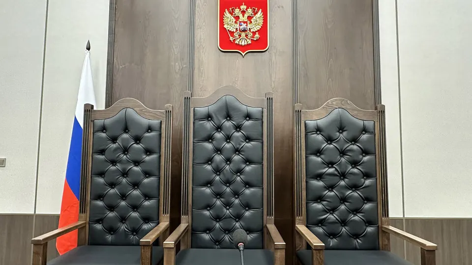 Правительственная комиссия одобрила инициативу Верховного суда — планируется смягчить требования к образованию для ряда должностей в аппаратах судов, чтобы сократить кадровый дефицит.