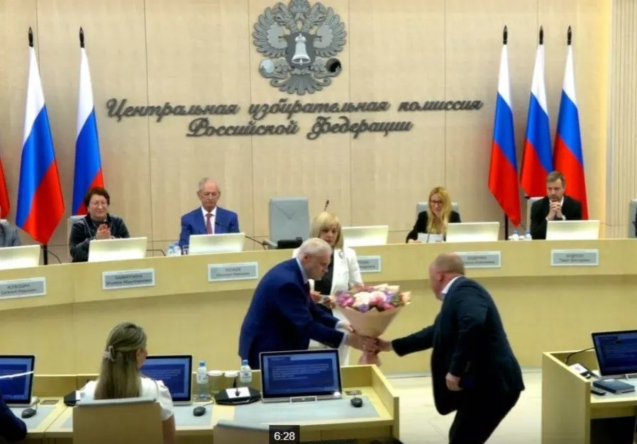 На заседании ЦИК единогласно подтвердили 260 кандидатов от «Справедливой России», вручили удостоверение Сергею Миронову, назначили члена комиссии с совещательным голосом и утвердили 43 финансовых уполномоченных «Яблока» в 42 регионах.